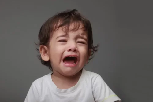 Et barn græder