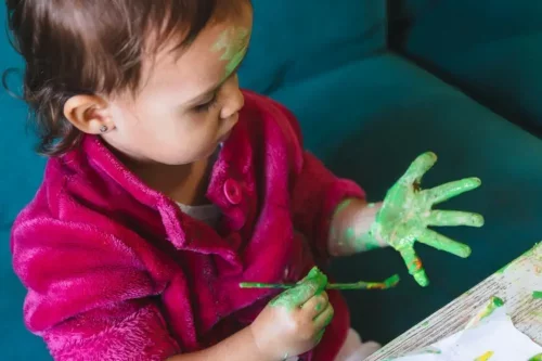 Barn maler og er eksempel på, hvordan man kan lade børn blive beskidte