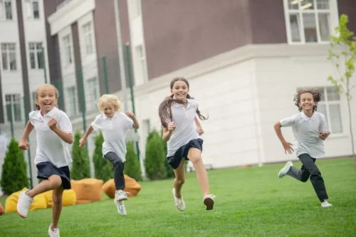 Børn løber sammen på kostskole