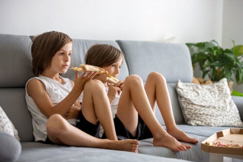 Forebyggelse af, at børn spiser foran skærmene