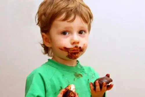 Dreng spiser chokolade
