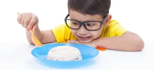 Dreng med en portion ris