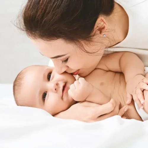Glad mor og baby viser, hvordan børn kan vokse op lykkelige
