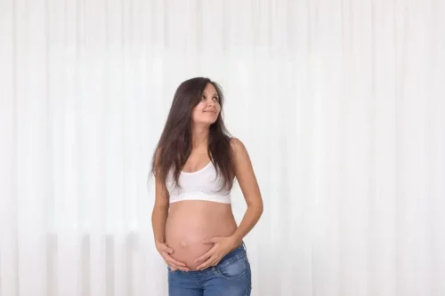Gravid kvinde med bar mave