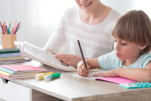 Mor og barn illustrerer, hvordan du laver lektier med dine børn