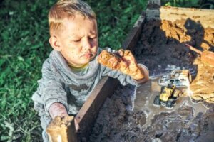5 grunde til, at du bør lade børn blive beskidte