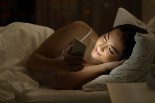 Virkningerne af mobiltelefoni om natten for teenagere