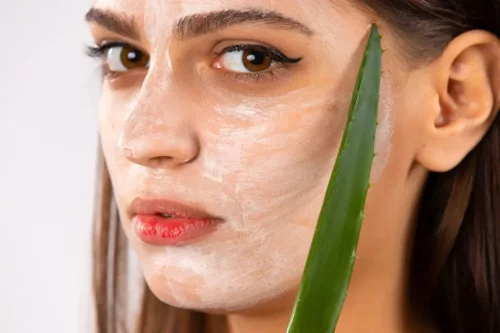 Kvinde bruger fugtgivende ansigtsmasker med aloe vera