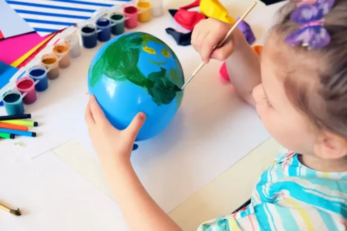 Barn maler på en ballon