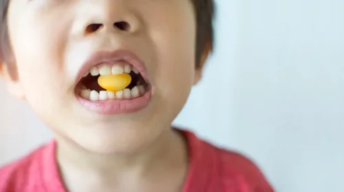 Barn spiser slik, selvom det er skidt for børns tandemalje
