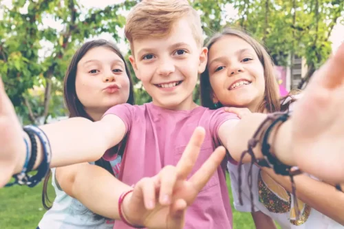 Børn tager selfie sammen
