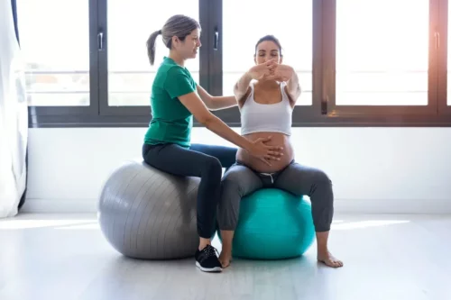 Kvinde laver boldøvelser for gravide