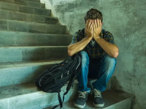 Frustreret ung mand på trappe er offer for homofobisk mobning