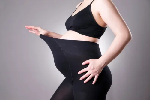 Gravid kvinde med strømpebukser på
