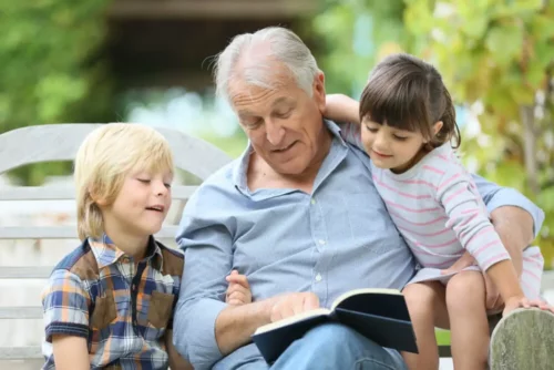 Bedstefar læser med sine børnebørn
