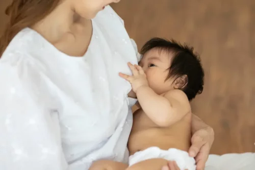 En baby ammer og repræsenterer forholdet mellem amning og barnets immunsystem