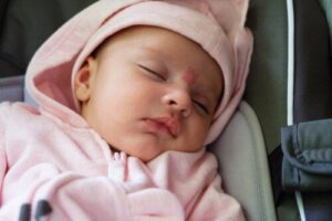 Englekys og storkebid: Alt om disse røde pletter på babyer