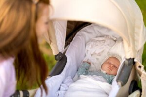 5 tips til at hjælpe en baby med at sove om sommeren