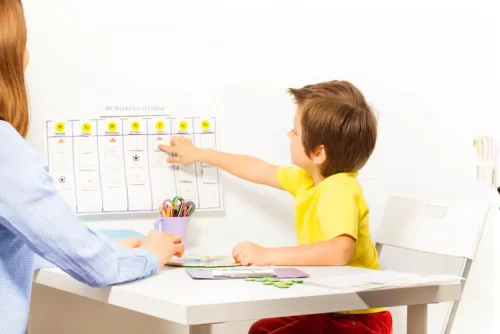 Barn med kalender viser børns forståelse af begrebet tid