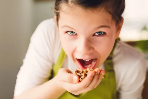 Barn spiser nødder, som er eksempel på nødder til at forbedre koncentrationen