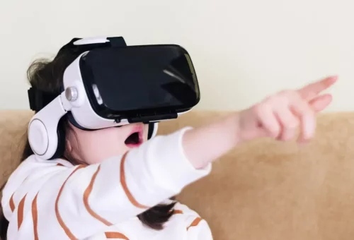 Barn med briller til virtual reality