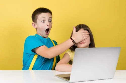 Børn, der er overraskede over, hvad de ser på computer, viser behov for og fordelene ved forældrekontrol