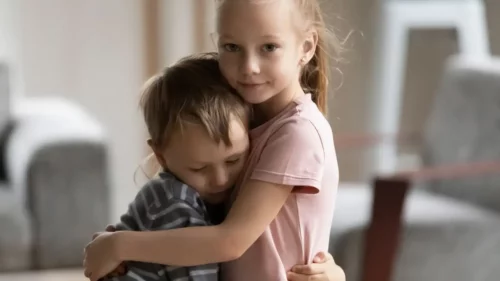 To børn krammer