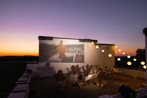 7 idéer til at indrette en udendørs biograf