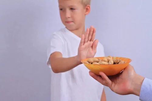 Dreng afviser nødder, da det er allergifremkaldende fødevarer