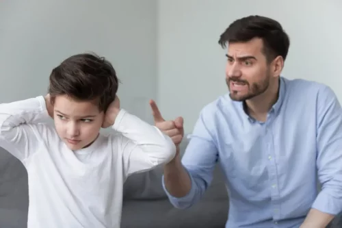 En far råber ad sin søn