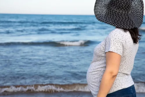 Gravid kvinde på strand