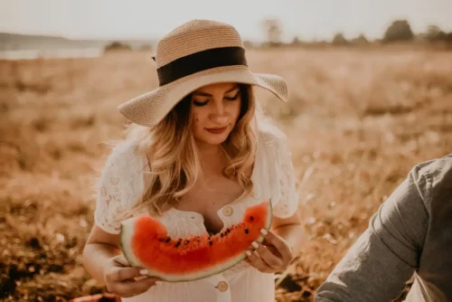 Kvinde spiser vandmelon