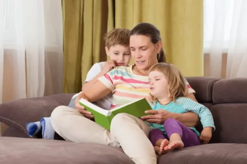 Mor og børn læser for at udvikle empati hos børn