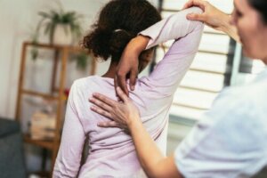 Rygsmerter hos børn og unge: Symptomer, årsager og behandling