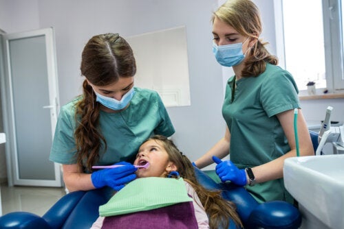 Pædiatrisk tandundersøgelse knæ mod knæ: Hvad er det, og hvordan gøres det?