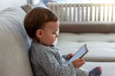 I hvilken alder kan børn begynde at bruge skærme?