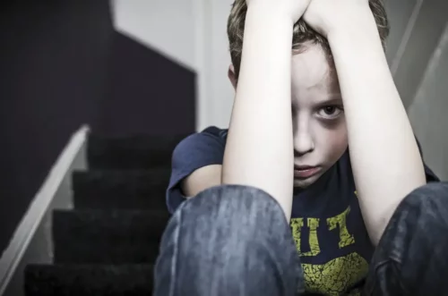Trist dreng, der er offer for seksuelt misbrug mellem jævnaldrende, skjuler sit ansigt