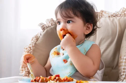Barn spiser selv som eksempel på intuitiv spisning hos børn