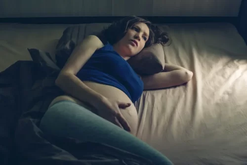 Kvinde kan ikke sove, da hun oplever restless legs syndrome under graviditet