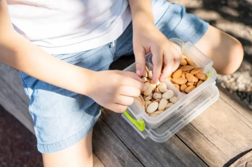 Barn med nødder i madpakken