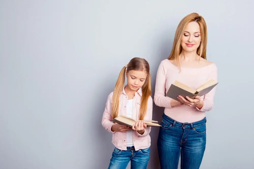 Mor og datter læser side om side