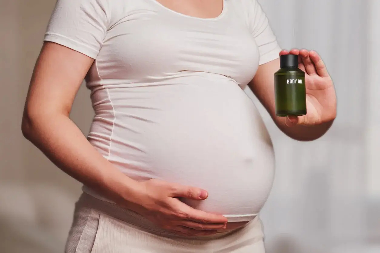 Gravid kvinde står med en kropsolie