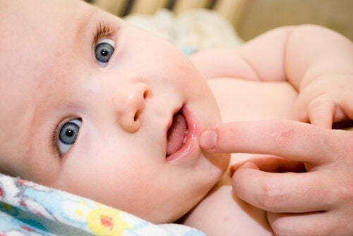 8 tips til at passe på et barns mund