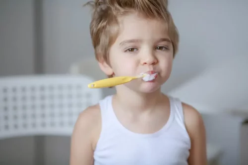 Barn med tandbørste i munden