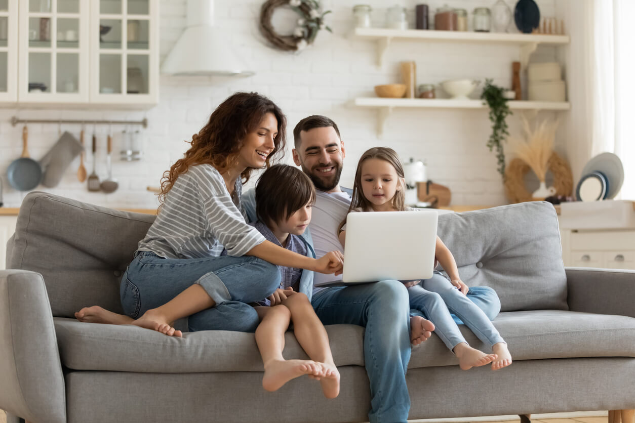 Familie ser på computer sammen som eksempel på digital uddannelse i familien