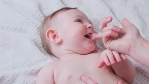 Baby får rengjort munden som en vigtig del af at passe på et barns mund