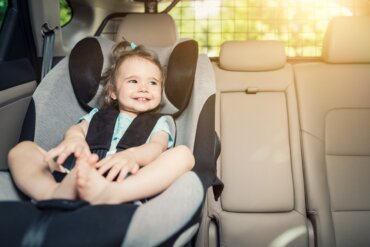 Beskyt dine børn: Sikkerhedsstandarder inden for autostole