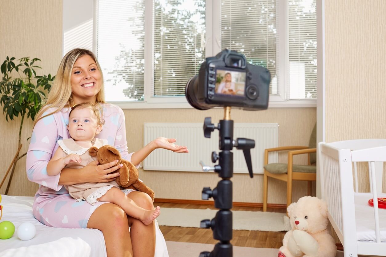 Mor og baby foran kamera laver indhold til en blog om moderskab