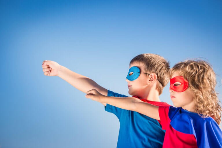 To børn klædt ud som superhelte