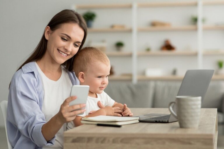 Fra forretningssamtaler til babysnak: Strategier for forældre, der arbejder hjemmefra
